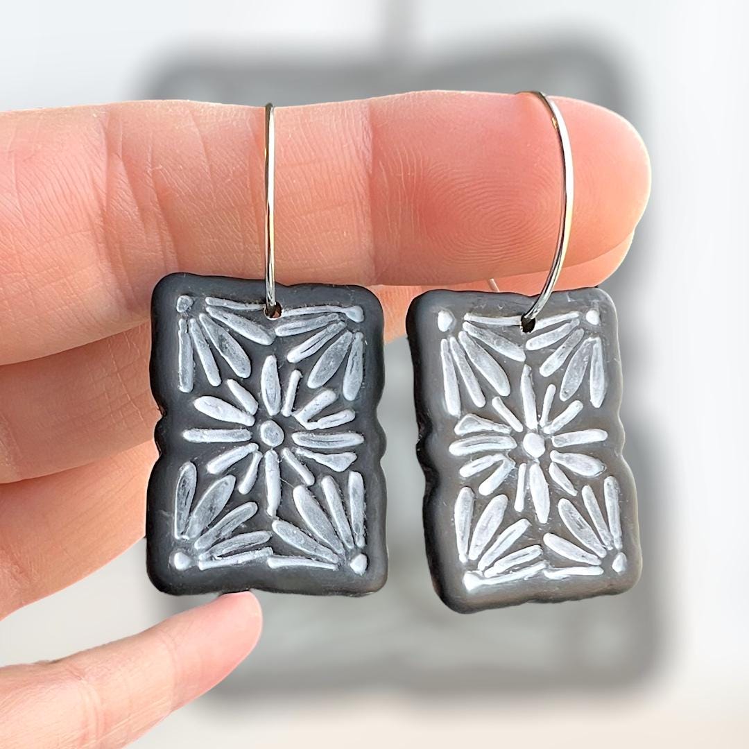 Distressed Flower Plaque Dangles