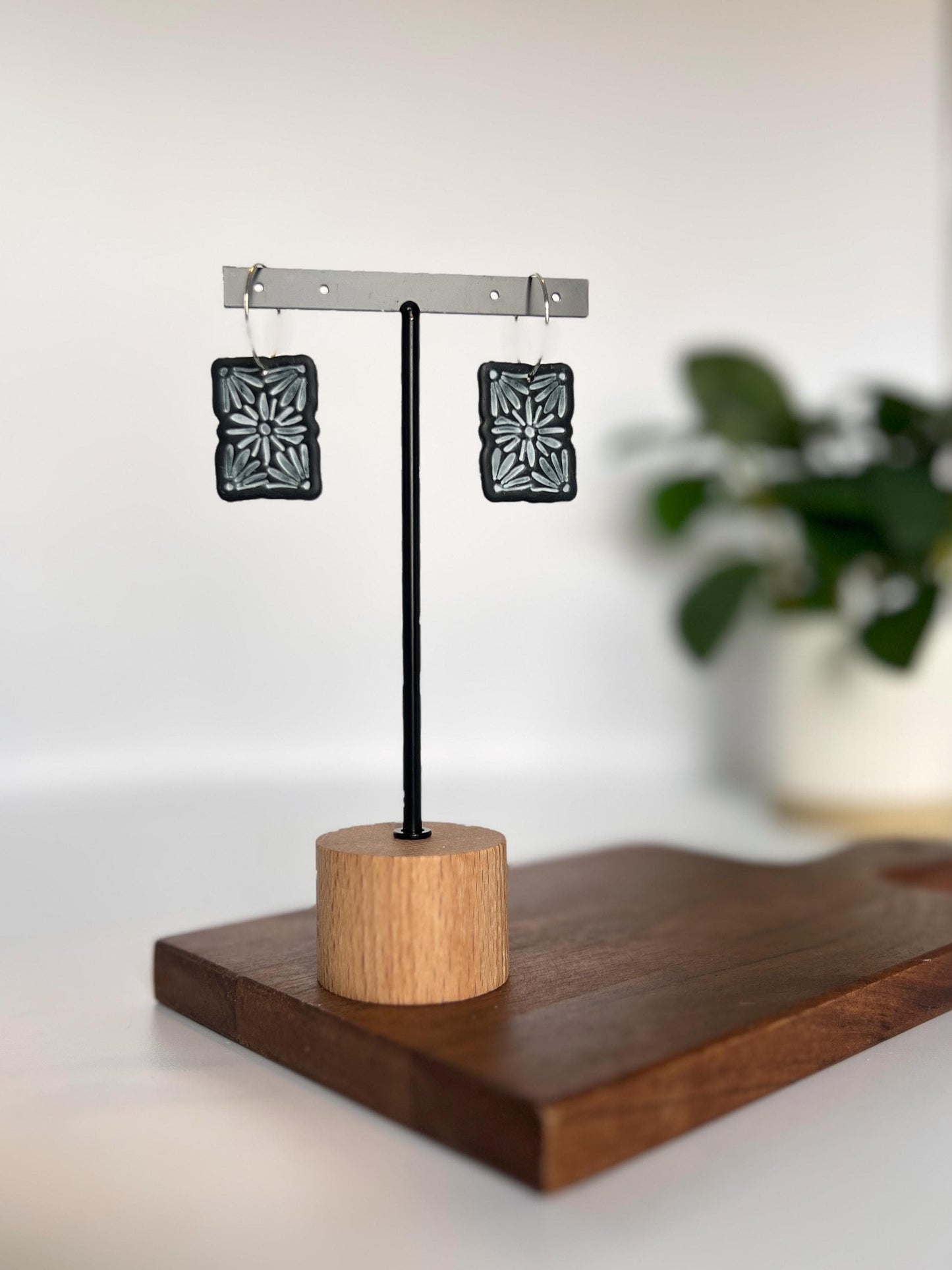 Distressed Flower Plaque Dangles